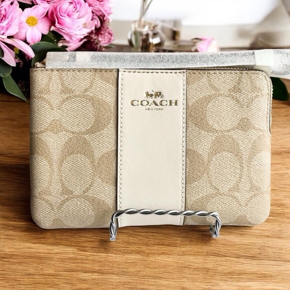 🆕Coach Corner Zip Wristlet - Picture 1 of 6